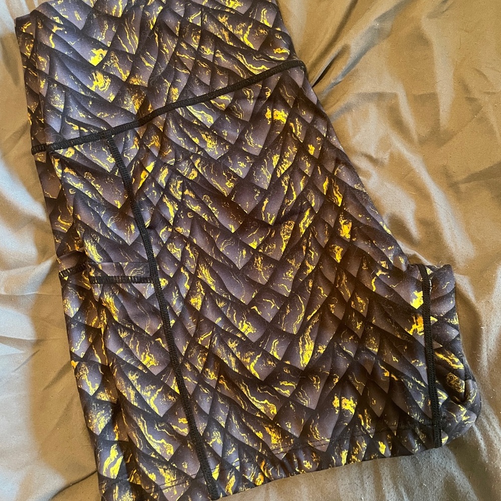 Stylish gold dawn dragon scales 5in Women's Shorts